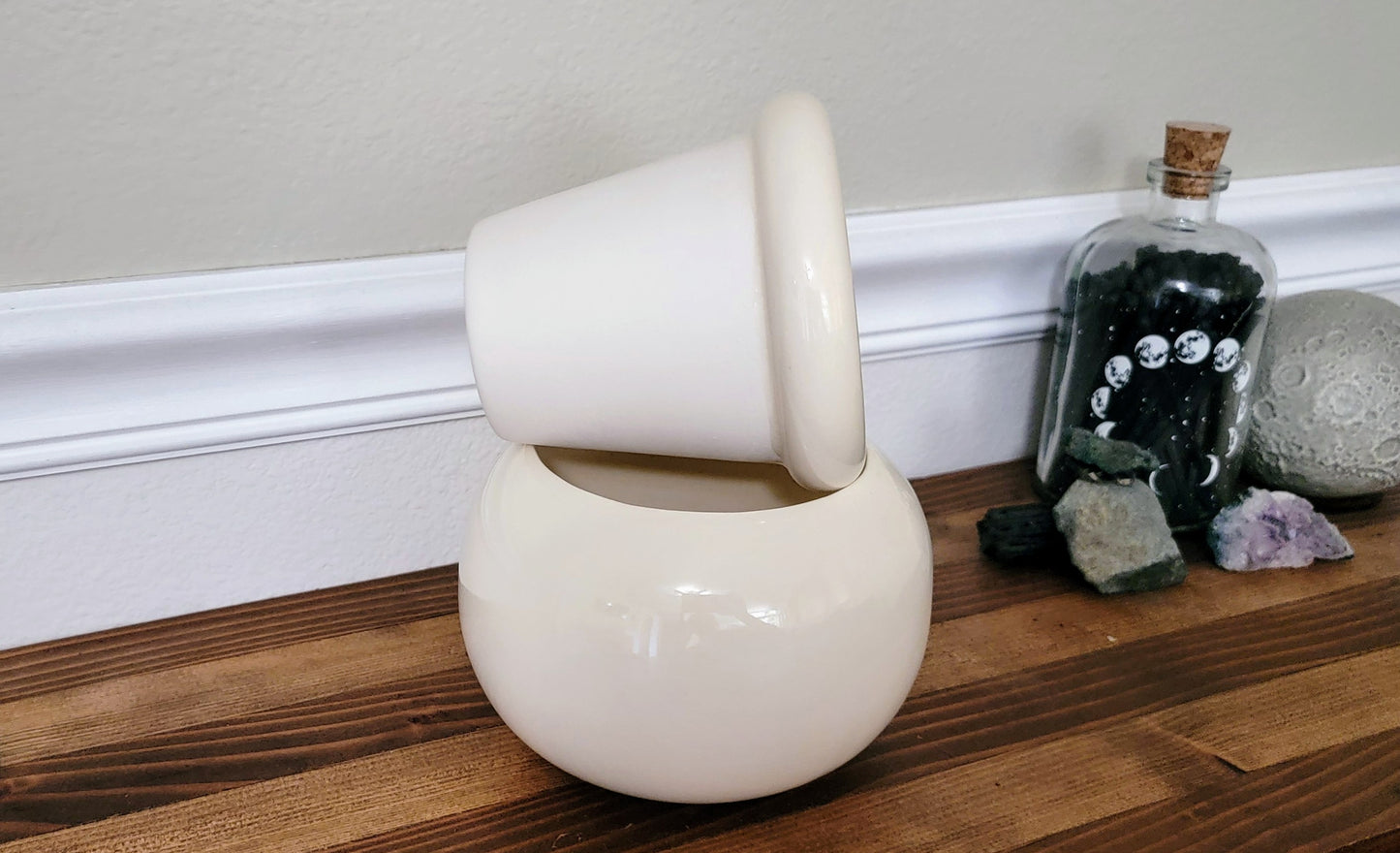 Medium Round Self Watering / African Violet Pot