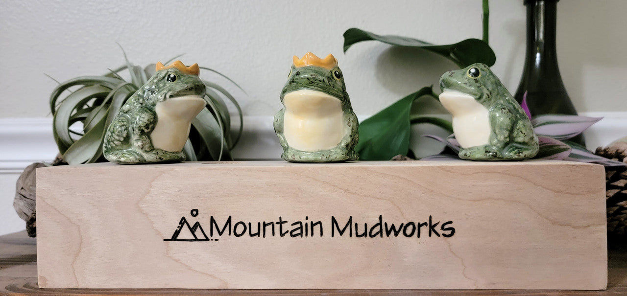 cute speckled frog watering spike, with or without a crown